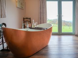 A bathtub with a view at Ystrad Wen in Llysdinam near Newbridge-On-Wye