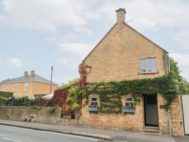 A house with ivy and flowers at Yarn Cottage in Broadway
