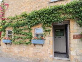 An entryway with flower boxes and ivy at Yarn Cottage Broadway