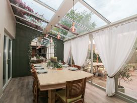 A dining room with a table and chairs at Yarn Cottage in Broadway
