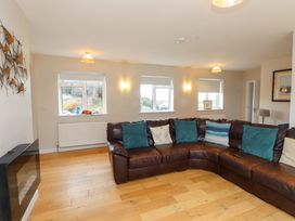 A living room with a corner sofa at Belan Wen in Llanddona near Pentraeth