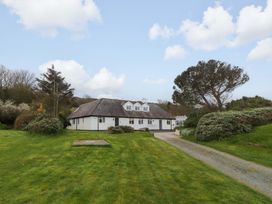 An exterior view of a house with garden at Belan Wen in Llanddona near Pentraeth