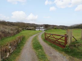 A driveway leading to a house with a gate at Belan Wen Llanddona near Pentraeth