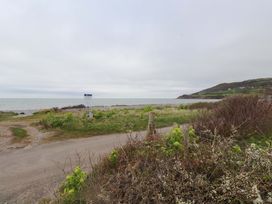 A view of the sea and a gravel road at Belan Wen in Llanddona near Pentraeth