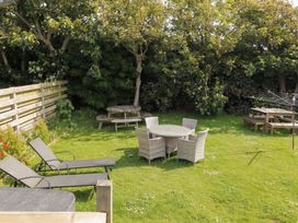 A garden with seating areas and a washing line at Porth Ewyn in Trearddur Bay