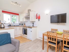 Chalet Log Cabin C8 - Devon - 1129366 - thumbnail photo 5