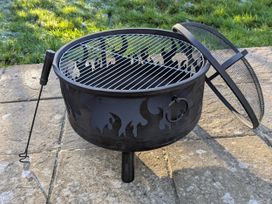 A grill with cooking rack and cover at 21 The Glade in Kilkhampton