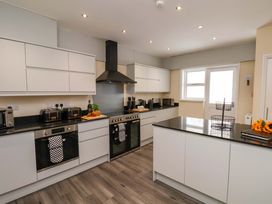 A kitchen with cabinets, oven, and appliances at Hazelgarth House in Hunmanby