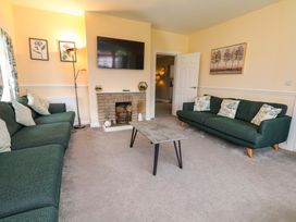 A living room with sofas and a television at Hazelgarth House in Hunmanby