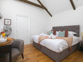 A bedroom with two beds and chairs at Carines Barns - Tre in Cubert