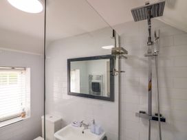 A bathroom with a shower, sink, and toilet at The Cottage in Ettington