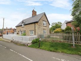 A house with a fence and garden at The Cottage in Ettington