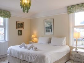 A bedroom with a bed and bedside tables at 29b Lower Street Dartmoor