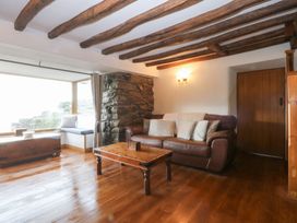A living room with a sofa and coffee table at Ty'n-Y-Ffynnon Cottage in Barmouth