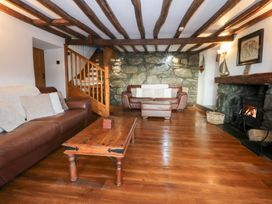 A living room with a sofa and coffee table at Ty'n-Y-Ffynnon Cottage in Barmouth