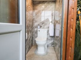 A bathroom with a toilet and sink at Ty'n-Y-Ffynnon Cottage Barmouth
