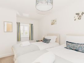 A bedroom with two single beds at Tokenhill Cottage in Piddletrenthide