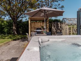 A garden with a hot tub and outdoor kitchen at Tokenhill Cottage in Piddletrenthide