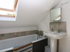 A bathroom with a tub and sink at Borth Arian Boat House in Holyhead