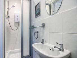 A bathroom featuring a shower and sink at 2 Channel View in Salcombe