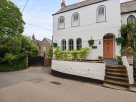 A house with steps and plants at Clematis House St Columb Major