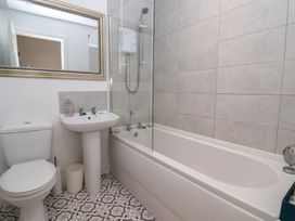 A bathroom with a toilet, sink, and bathtub at Bluebell Cottage in Brayton