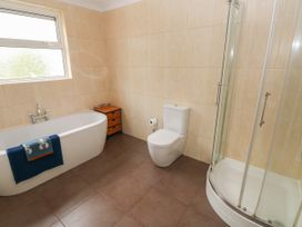 Stones Throw - South Wales - 1131903 - thumbnail photo 28