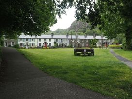 A row of houses with a bench in front at Henfro in Beddgelert