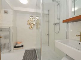 A bathroom with shower and washbasin at 3 River View in Looe