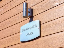 Honeysuckle Lodge - North Yorkshire (incl. Whitby) - 1132627 - thumbnail photo 4