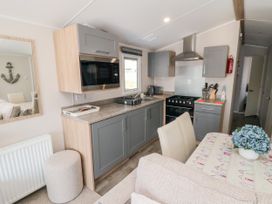 Finch 5 - North Yorkshire (incl. Whitby) - 1132785 - thumbnail photo 5