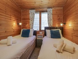 A bedroom with two single beds at Elm Lodge in Keswick