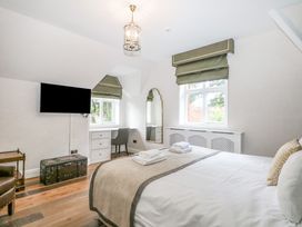 The Gardeners Cottage - Hampshire - 1133067 - thumbnail photo 16