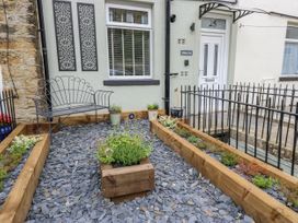 A garden with a bench and flower pots at Millside View