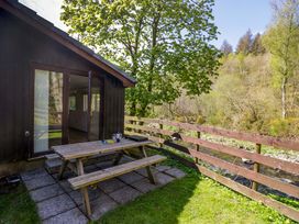 An outdoor area with a picnic table by a cabin at Chestnut Timber Lodge in Keswick