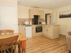 A kitchen with a dining table and appliances at Dogwood Timber Lodge in Keswick
