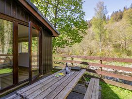 Outdoor seating area with a table and chairs at Dogwood Timber Lodge in Keswick