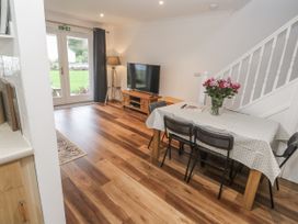 A living room with a dining table and chairs at Chellowdene Cottage in Falmouth
