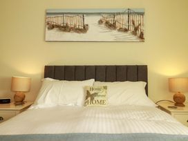 A bedroom with a bed and lamps at Pen-Y-Les in Wadebridge