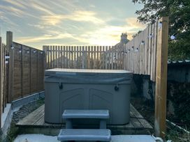 A hot tub with steps and wooden fencing at Shepherds Retreat Maxworthy near Crackington Haven