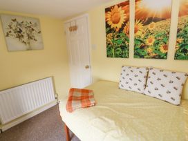 Daisys Cottage - South Wales - 1134809 - thumbnail photo 19