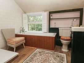 A bathroom with a bathtub, toilet, and sink at Pentira, Kuggar