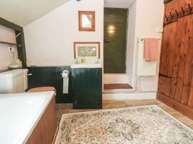 A bathroom with bathtub, toilet, sink, and towel rack at Pentira in Kuggar