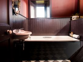 A bathroom with a bath tub and sink at Wonderland in Tweedmouth, Berwick-Upon-Tweed
