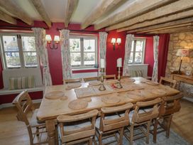 A dining room with a table and chairs at Robins Nest in Bourton-On-The-Water