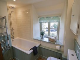 A bathroom featuring a bathtub and shower at Robins Nest Bourton-On-The-Water