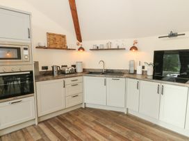 A kitchen with appliances and countertop at Ty Crwn in Lampeter