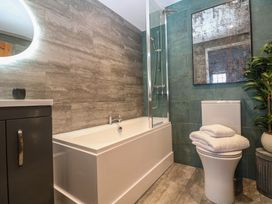 A bathroom with a bathtub, toilet, and sink at Riviere House Hayle