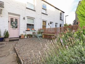 A garden with gravel and seating area at Gosling Cottage in Kendal
