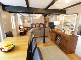 A living room and dining area with furniture at The Golden Cross Cottage in Evesham